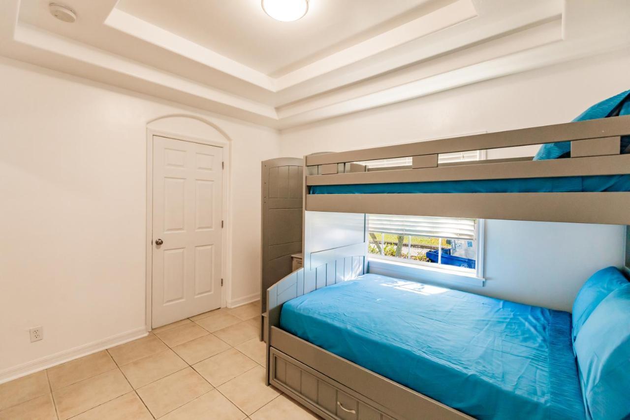 Holiday home New! Dock Canal Family W/pool & Gulf Access!